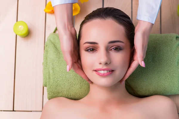 Giovane donna durante la sessione di massaggio — Foto Stock