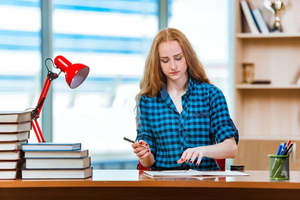 Młoda studentka przygotowująca się do egzaminów — Zdjęcie stockowe