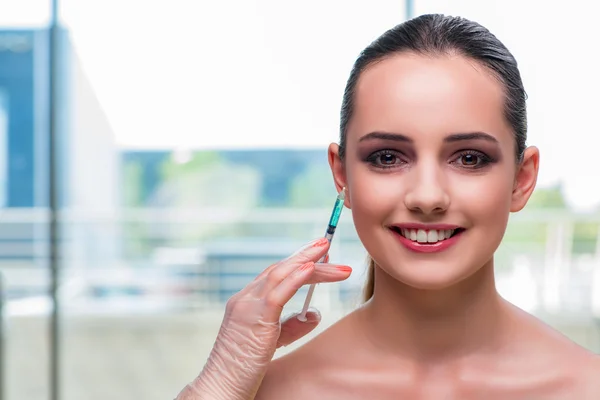 Güzel kadın Botox enjeksiyon için hazırlanıyor — Stok fotoğraf