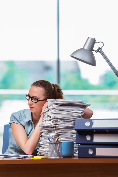 Femme d'affaires stressée avec pile de papiers — Photo