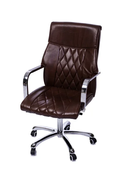 Brązowe skórzane krzesło biurowe na białym tle — Zdjęcie stockowe