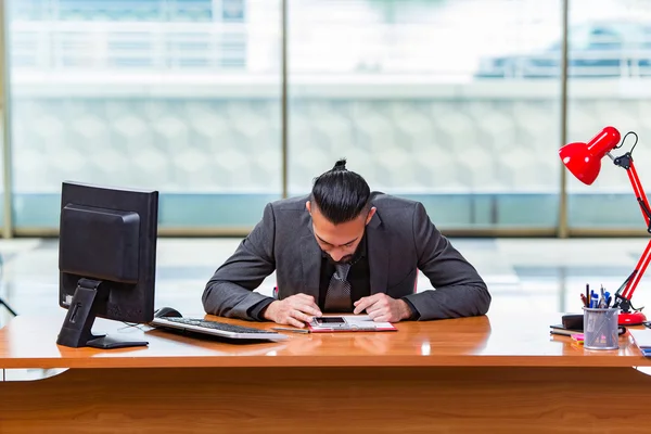 Θλιβερή επιχειρηματία που κάθεται στο γραφείο — Φωτογραφία Αρχείου