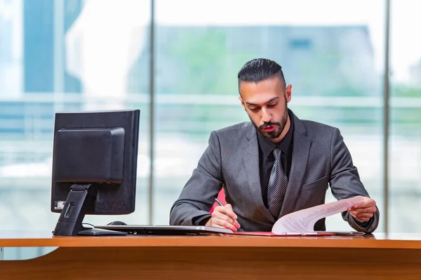 Geschäftsmann arbeitet an diesem Schreibtisch — Stockfoto