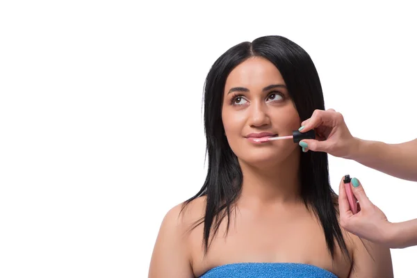 Jovem mulher ficando maquiagem isolada no branco — Fotografia de Stock