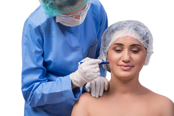 Junge Frau bereitet sich auf plastische Chirurgie vor — Stockfoto