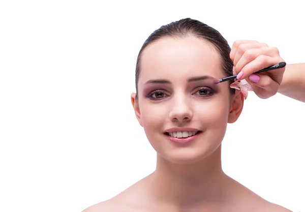 Mooie vrouw tijdens make-up cosmetica sessie geïsoleerd op whi — Stockfoto
