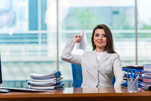 Empresária sentada na mesa do escritório — Fotografia de Stock