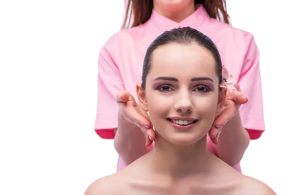 Piękna młoda kobieta podczas sesji masażu twarzy — Zdjęcie stockowe