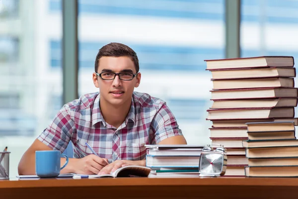 Jovem estudante se preparando para exames universitários — Fotografia de Stock