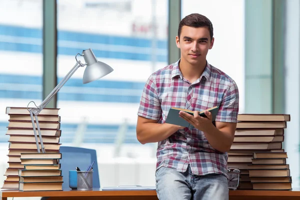 Ung student förbereder sig för collegeprov — Stockfoto