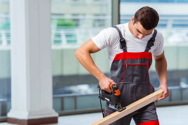 Jeune menuisier travaillant sur chantier — Photo