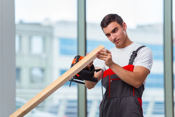 Jovem carpinteiro trabalhando no canteiro de obras — Fotografia de Stock