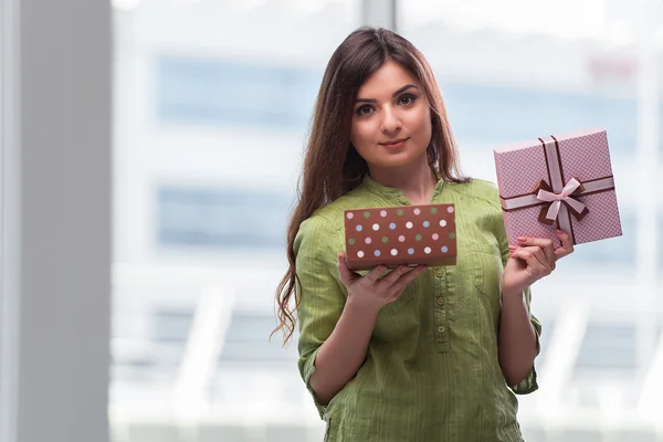 젊은 여자 giftbox와 흥분된 — 스톡 사진