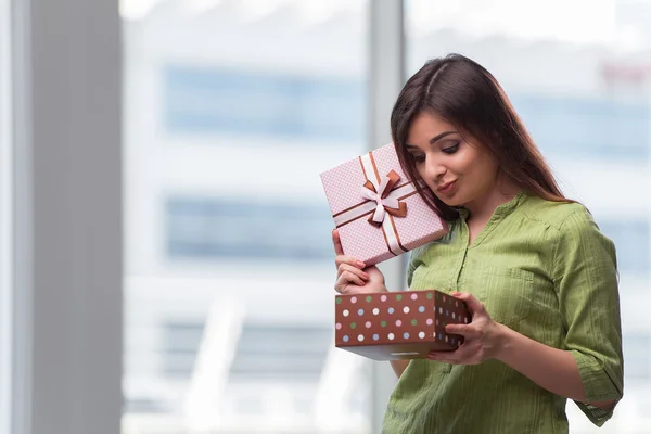 Fiatal nő izgatott díszdobozban — Stock Fotó