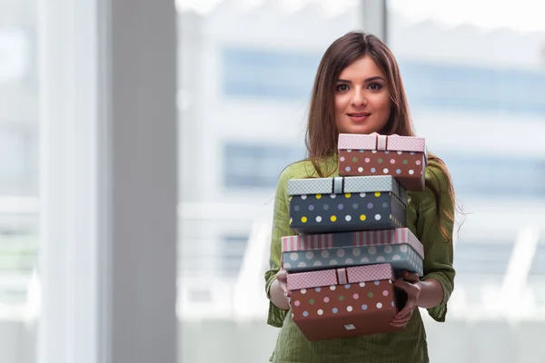 Молода жінка схвильована подарунковою коробкою — стокове фото