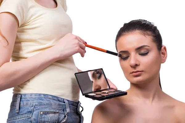 Schöne Frau während der Make-up-Kosmetik-Sitzung — Stockfoto