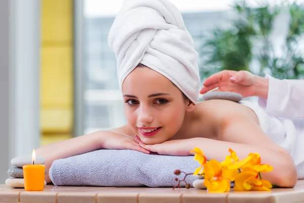 Jovem mulher no conceito de spa — Fotografia de Stock