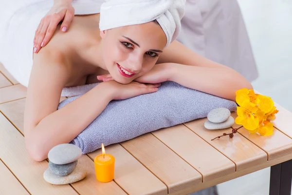 Mujer joven en concepto de spa — Foto de Stock