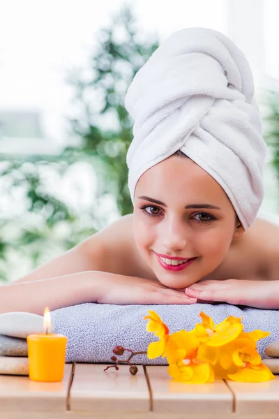 Mujer joven en concepto de spa —  Fotos de Stock