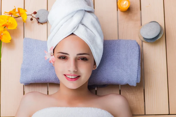 Mujer joven en concepto de spa — Foto de Stock