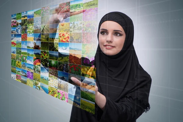 Arabische vrouw virtuele toets op natuur collage — Stockfoto