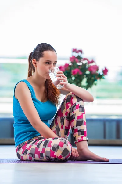 若い女性ジム健康概念で水を飲む — ストック写真