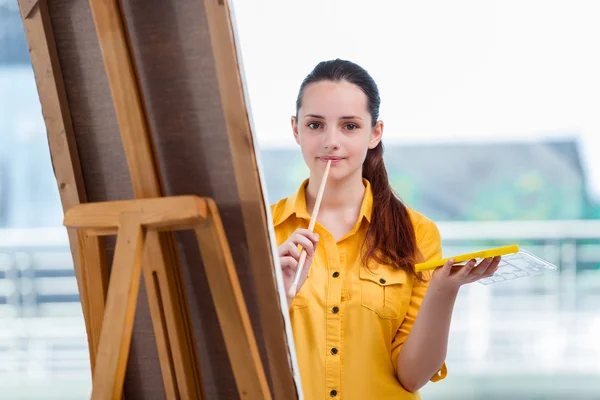 Young student artist drawing pictures in studio — Stock Photo, Image