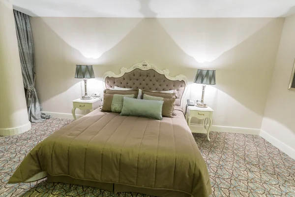 大きなベッドとモダンなホテルの部屋 — ストック写真