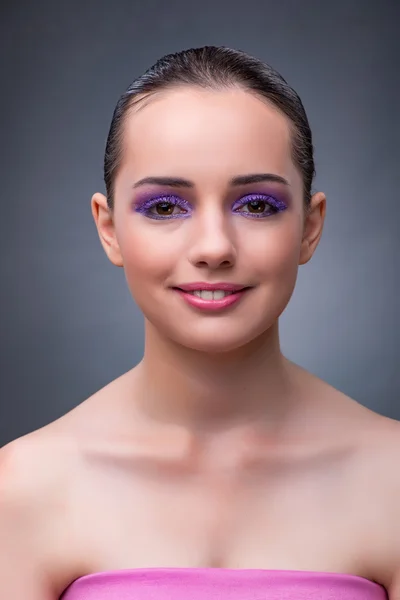 Junge Frau im Schönheitskonzept mit schönem Make-up lizenzfreie Stockfotos