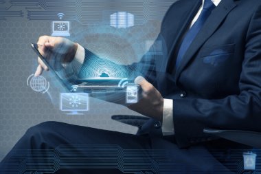 İşadamı bulut bilgi işlem kavramı içinde laptop ile çalışma