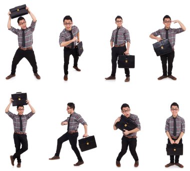 Evrak çantalı genç bir çalışan beyaza izole edilmiş.