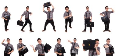 Evrak çantalı genç bir çalışan beyaza izole edilmiş.