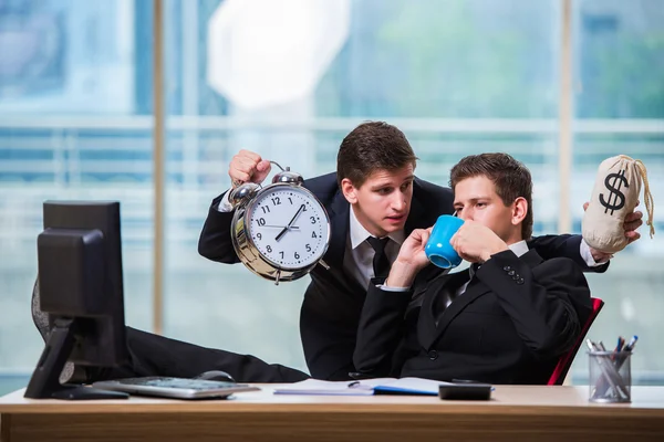 Ο χρόνος είναι έννοια χρήματα με δύο επιχειρηματίας — Φωτογραφία Αρχείου