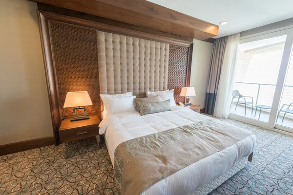 현대 호텔 룸 큰 침대 — 스톡 사진