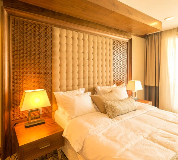 Quarto de hotel moderno com cama grande — Fotografia de Stock