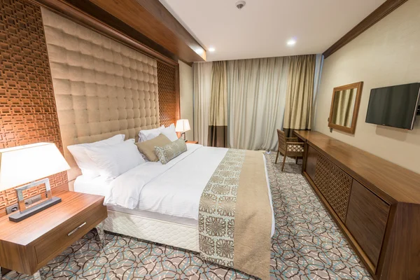 Moderna hotellrum med stor säng — Stockfoto