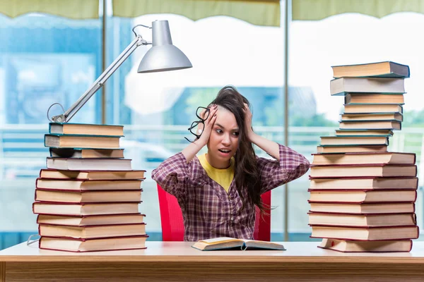 Ung kvinnlig student förbereder sig för tentor — Stockfoto