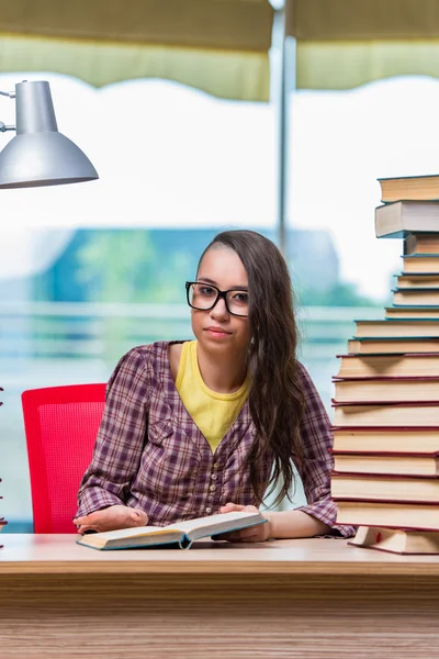 Étudiant se préparant aux examens collégiaux — Photo