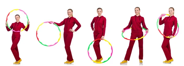 Kobieta robi ćwiczenia z hula hoop — Zdjęcie stockowe