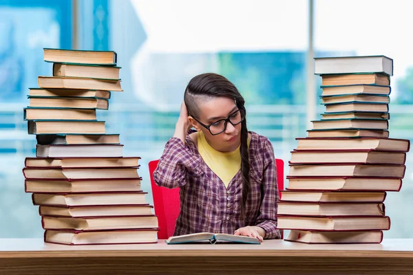 Mladá studentka se připravuje na zkoušky — Stock fotografie