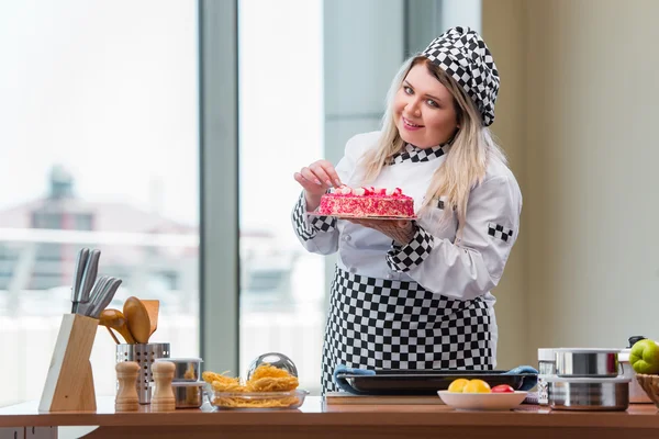 Young woman chef preparing dessert cak — Stock Photo, Image