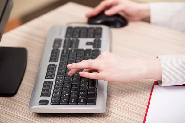 Mani che lavorano sulla tastiera in ufficio — Foto Stock