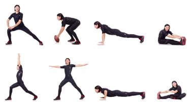 Genç adam beyazlar üzerinde alıştırma yapıyor.