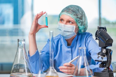 Kimyasal çözümler üzerinde çalışan deneyimli asistan