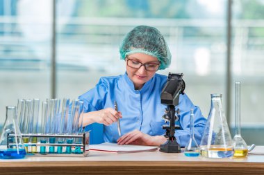 Kimyasal çözümler üzerinde çalışan deneyimli asistan