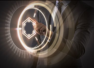 Fütüristik kavramı sanal düğmelere basarak işadamı