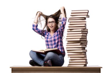 Genç öğrenci üzerinde beyaz izole üniversite sınavları için hazırlık