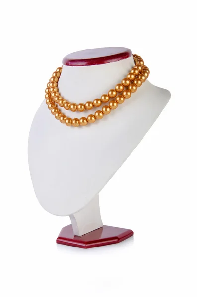 白い背景で隔離の真珠のネックレス — ストック写真