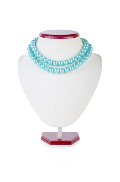 白い背景で隔離の真珠のネックレス — ストック写真
