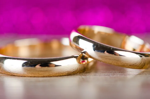 Anéis de casamento em conceito romântico — Fotografia de Stock
